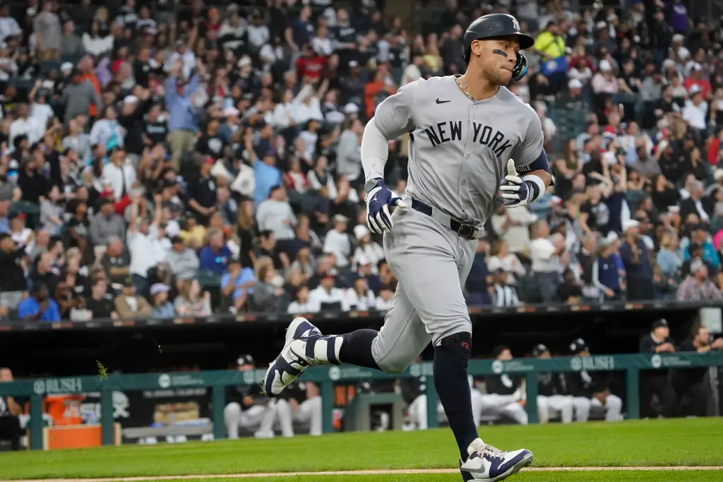 ▲MLB紐約洋基強打「法官」賈吉（Aaron Judge）今（1）日在對上芝加哥白襪的比賽，首局就開轟，本季第43轟出爐，同時也是他生涯第358轟，追平洋基傳奇球星貝拉（Yogi Berra）並列洋基隊史全壘打榜第6名，賈吉賽後表示雖追平紀錄感覺很特別，但重要的是球隊要贏下比賽。（圖／美聯社／達志影像）