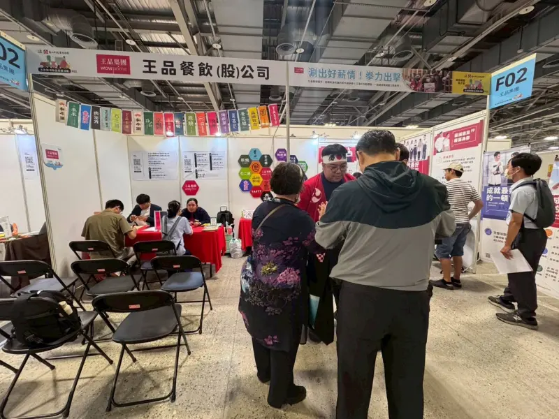 ▲瞄準第4季聚餐旺季，王品擴大徵才，9月深入六都盛大舉辦聯合招募，求職者報名相當踴躍。（圖／王品集團提供。）