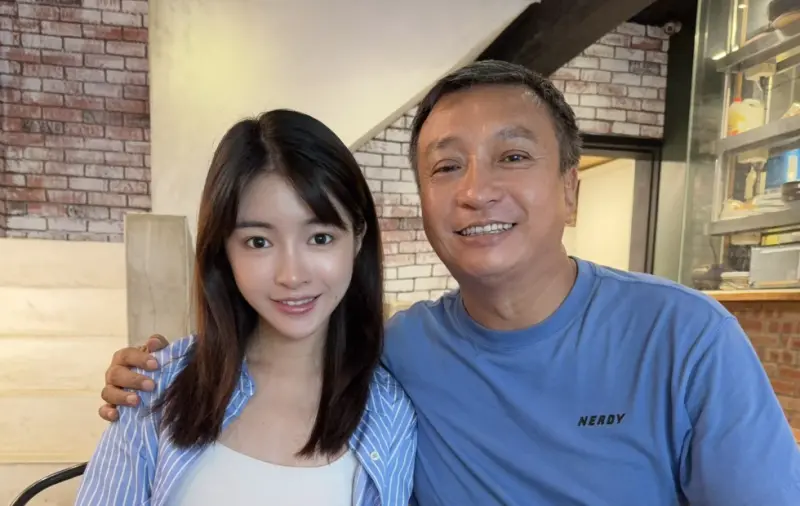 ▲大嫂團專生美女星二代！王中平（右）的女兒韓菲（左）外型神似林依晨，好歌喉也遺傳了爸媽。（圖／翻攝自臉書＠王中平和余皓然愛的小屋）