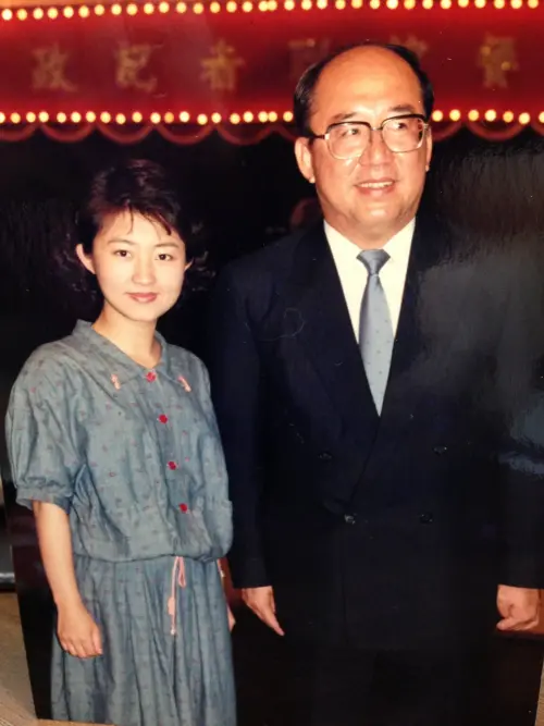 ▲盧秀燕年輕時採訪當時的台北市長吳伯雄，兩人外型有超巨對比。（圖／翻攝盧秀燕臉書，2025.09.01）