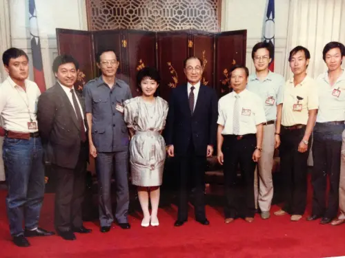 ▲盧秀燕採訪當年的行政院長俞國華，當時李濤已是電視台主管。（圖／翻攝盧秀燕臉書，2025.09.01）