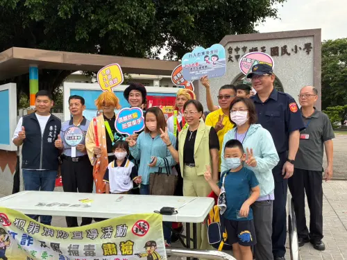 開學日不孤單　大甲警結合炭治郎、善逸護童過馬路
