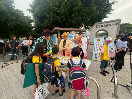 ▲炭治郎、善逸陪上學，警化身「校園守護隊」護童交安(圖／警方提供2025.9.1)