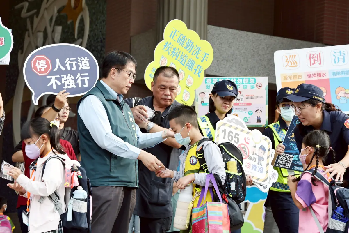 ▲ 開學首日，台南市長黃偉哲一早即前往永康國小迎接小朋友上學。（圖／南市府提供）