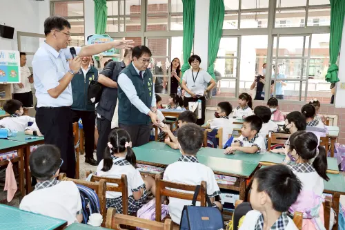 ▲ 黃偉哲也透過寓教於樂的方式向學生宣導腸病毒、流感與登革熱等防疫重點。（圖／南市府提供）