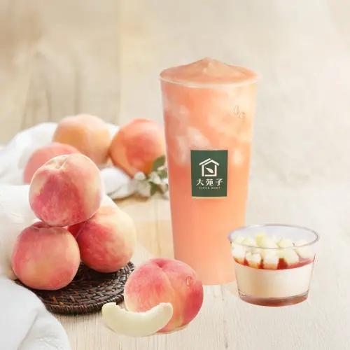 ▲大苑子大杯「梨山水蜜桃雪沙」95元、「許慶良玫瑰蜜桃鮮奶酪」60元。（圖／大苑子提供）