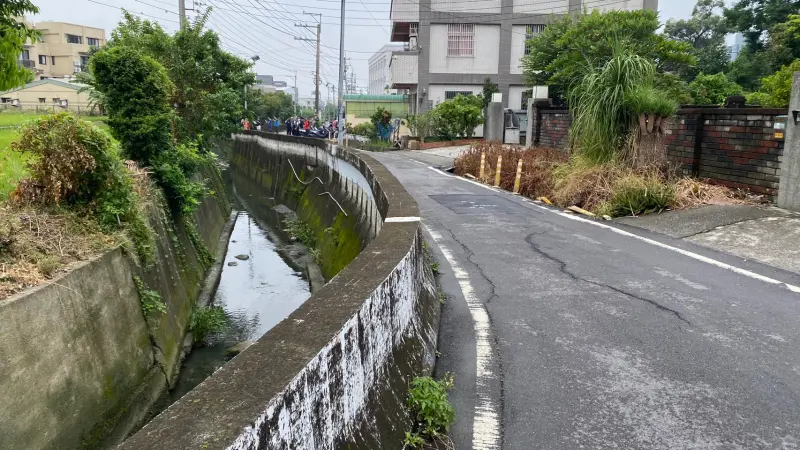 ▲潭子區潭富路二段160巷因道路狹窄，大小型工廠林立，會車不便，交通安全隱憂不斷(圖／楊瓊瓔服務處提供2025.9.1)