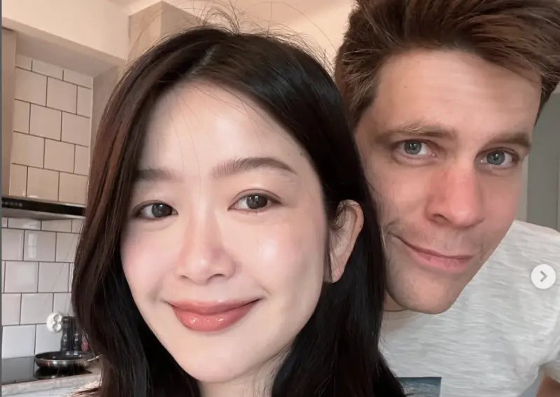 ▲查理嫁給瑞典老公Jonas後，近年移居瑞典，目前懷孕的她也打算留在瑞典生產，只要想到長途跋涉加上帶寶寶回瑞典程序繁瑣，就決定不回台灣生產了。（圖／翻攝自IG@coindevanity）