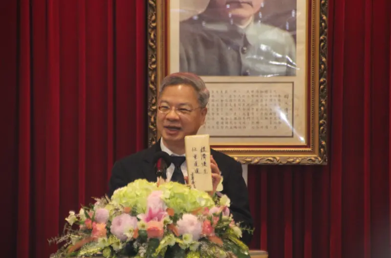 ▲龔明鑫收到行政院長卓榮泰給他的小禮物，上面寫著「經濟優先，任重道遠」。（圖／記者鍾泓良攝影）