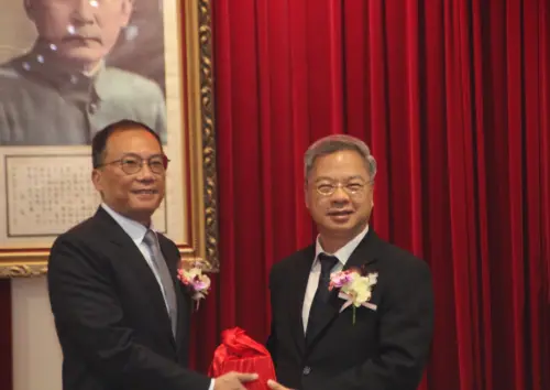 ▲行政院祕書長龔明鑫（圖右）今（1）日走馬上任，接任新任經濟部長，行政院政委馬永成（圖左）擔任監交人。（圖／記者鍾泓良攝影）