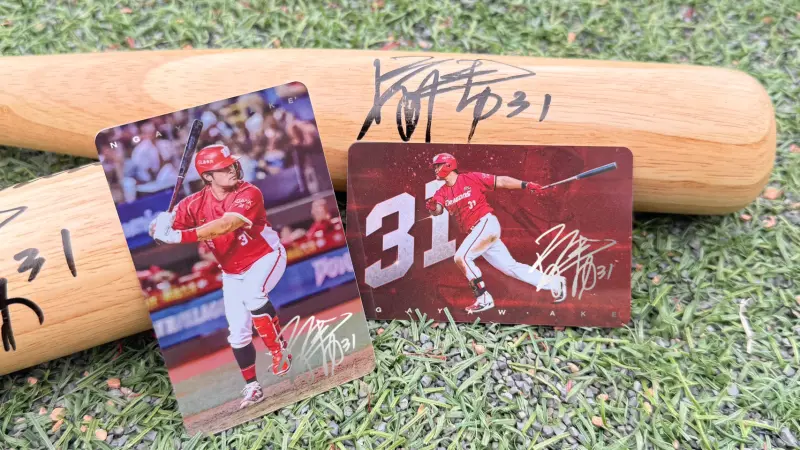 ▲「林智勝堅持求勝超級悠遊卡紀念套組」實品曝光，每套包含兩張卡片，卡面定格「大師兄」在場上揮棒、奔跑的經典英姿，並燙印上簽名，具備收藏與紀念價值。（圖／悠遊卡公司提供）