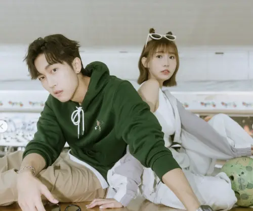 ▲范姜彥豐（左）之前才和俐蓁拍MV惹議，近來再度登上老魚的「上班系列」，看來即便和粿粿（右）傳婚變，工作依然不受影響。（圖／翻攝自IG@zack_fanchiang）