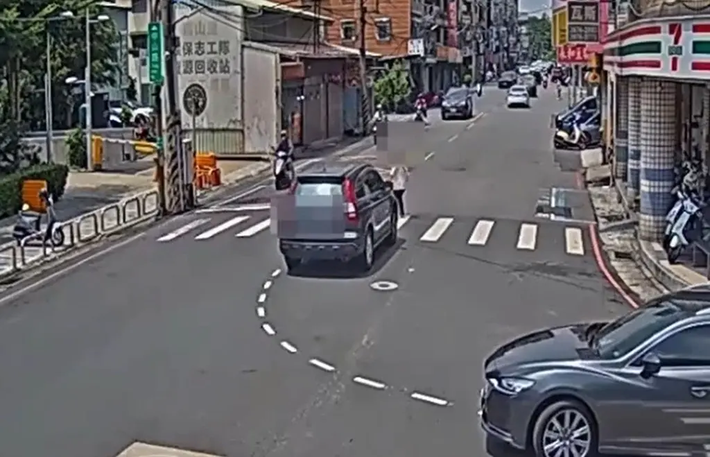 ▲昨天（31號）三峽一名謝姓老翁開車闖紅燈，不慎撞上正在過馬路的16歲少女。（圖／翻攝畫面）