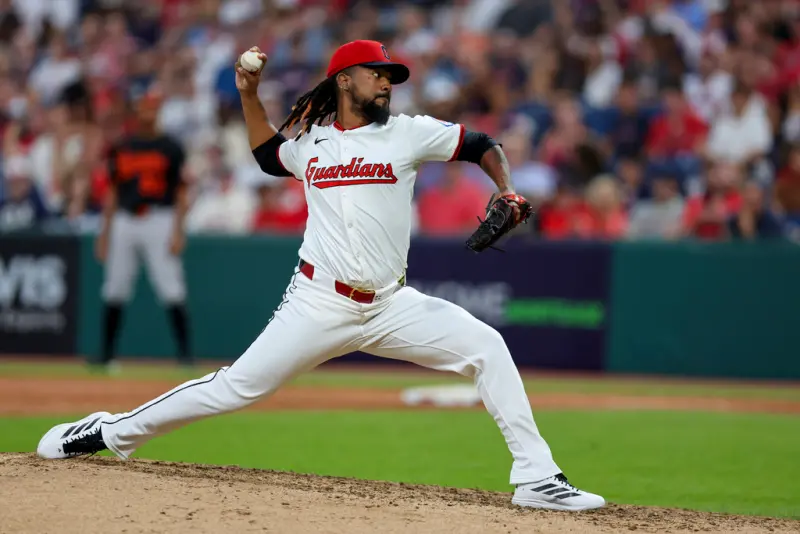 ▲MLB克里夫蘭守護者終結者克拉塞（Emmanuel Clase）與先發投手歐提茲（Luis Ortiz）在7月底捲入涉賭風波，兩人被列入限制名單，原先被停職至美國時間8月31日，但隨著案情持續調查，MLB與球員工會也宣布兩人的帶薪休假將無限期延長。（圖／美聯社／達志影像）