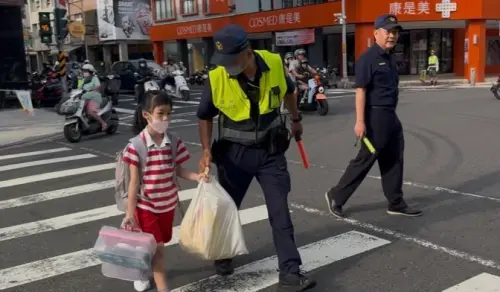 ▲ 高市警局三民一分局於開學日啟動「護童勤務」爲學童打造一條安心走廊。（圖／高市警局三民一分局提供）