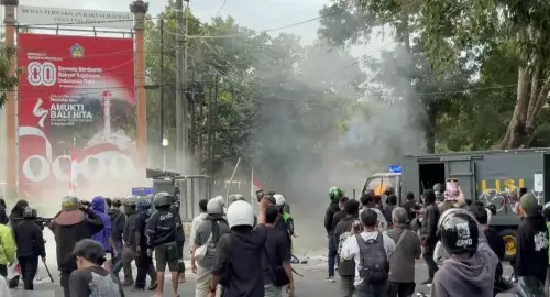 ▲印尼抗議群眾手持標語、聚集在國會周邊，高呼口號表達不滿情緒。（圖／美聯社／達志影像）