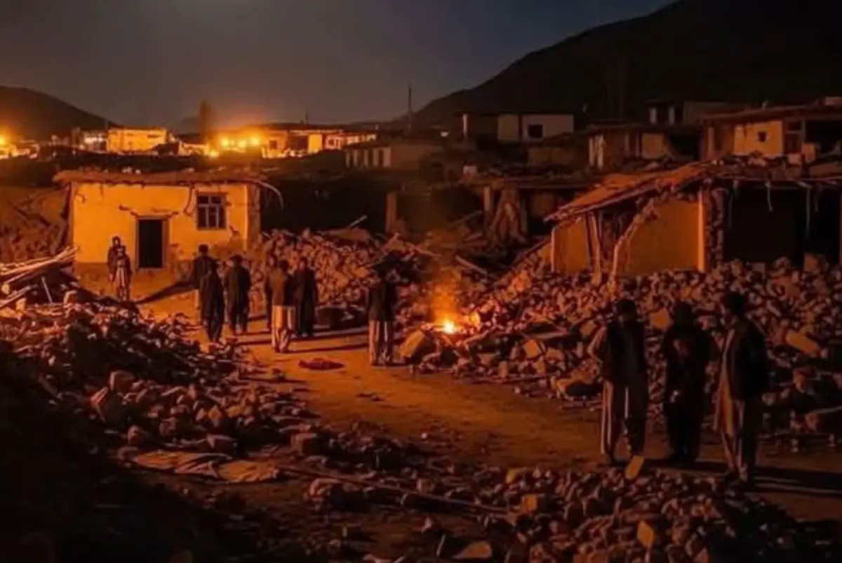 ▲阿富汗規模6淺層強震後，災民站在夜色中，凝視已淪為廢墟的家園。（圖／翻攝自每日郵報）