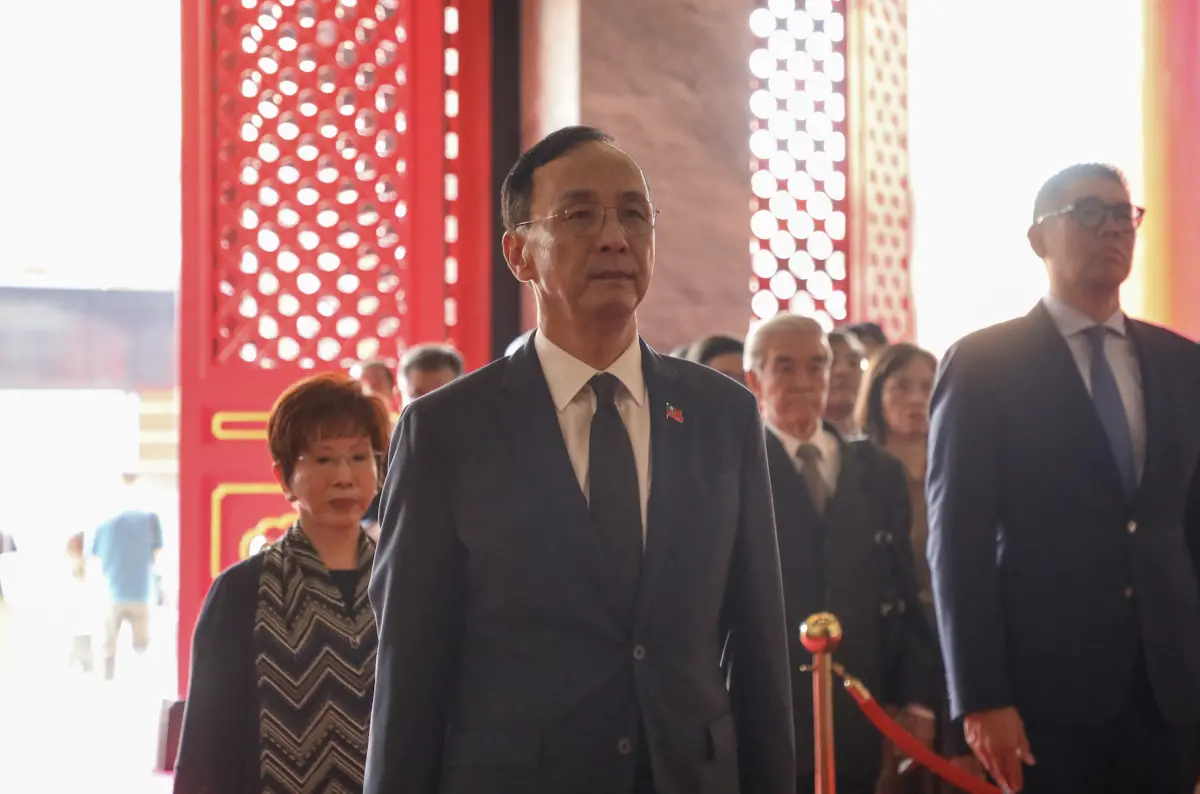 ▲國民黨主席朱立倫今上午赴忠烈祠紀念抗戰勝利暨台灣光復八十周年。（圖／國民黨提供）