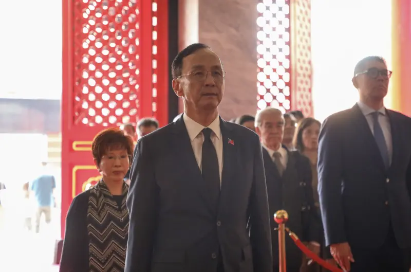 ▲國民黨主席朱立倫今上午赴忠烈祠紀念抗戰勝利暨台灣光復八十周年。（圖／國民黨提供）