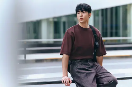 許光漢穿UNIQLO新身分曝！超壯國民男神：「太平洋寬肩」帥照連發
