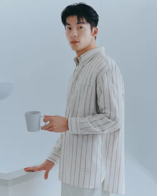 ▲許光漢優雅休閒風格，帥照難掩壯闊身材。（圖／UNIQLO提供）