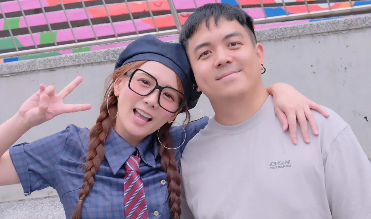 ▲解婕翎（左）日前貼出與男友六嘆（右）的放閃合照，兩人在路邊甜蜜擺出各種姿勢，結果拍完後解婕翎才發現自己褲子拉鍊沒拉，讓她尷尬直呼「都沒人跟我說」。（圖／解婕翎IG＠dollshin）