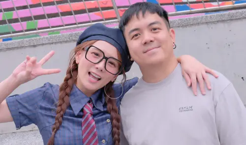 40歲解婕翎路邊緊貼男友！拉鍊沒拉被看光　她糗喊：沒人跟我說
