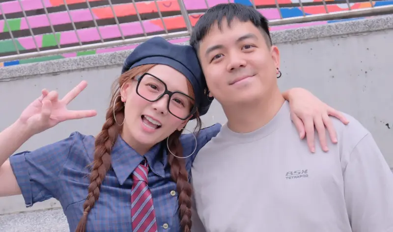 ▲解婕翎（左）日前貼出與男友六嘆（右）的放閃合照，兩人在路邊甜蜜擺出各種姿勢，結果拍完後解婕翎才發現自己褲子拉鍊沒拉，讓她尷尬直呼「都沒人跟我說」。（圖／解婕翎IG＠dollshin）