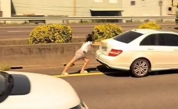 ▲昨天（31號）女駕駛在國道一號內線車道，「徒手」推故障賓士車。（圖／翻攝自社會事新聞影音）
