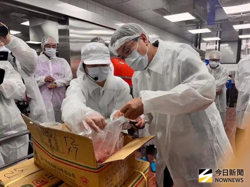 ▲劉和然今日特別赴板橋中山國小視察開學狀況與營養午餐供應流程。（圖／記者陳威叡攝，2025,09,01）