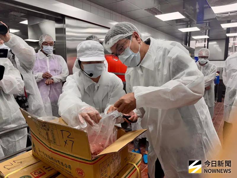    ▲劉和然今日特別赴板橋中山國小視察，特別進廚房視察營養午餐供應流程，把關食安。（圖／記者陳威叡攝，2025,09,01）  