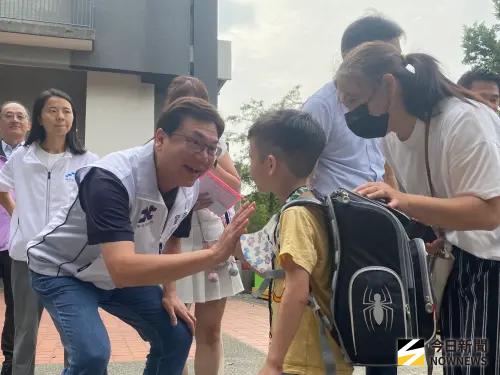 影／開學日！劉和然陪孩子喜迎新學期　親自把關校園午餐食安
