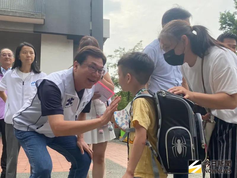 ▲劉和然今日特別赴板橋中山國小視察開學狀況與營養午餐供應流程。（圖／記者陳威叡攝，2025.09.01）