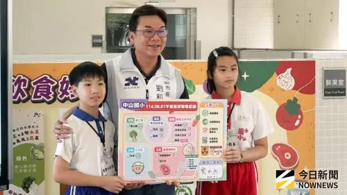 ▲劉和然今日受市長侯友宜指派特別前往板橋中山國小視察開學與午餐供應狀況。（圖／記者嚴俊強攝，2025,09,01）