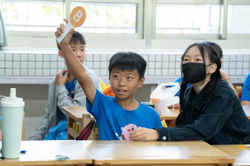 ▲明台產險透過互動的問答遊戲，充實學生的基礎防災知識。（圖／明台產險提供）