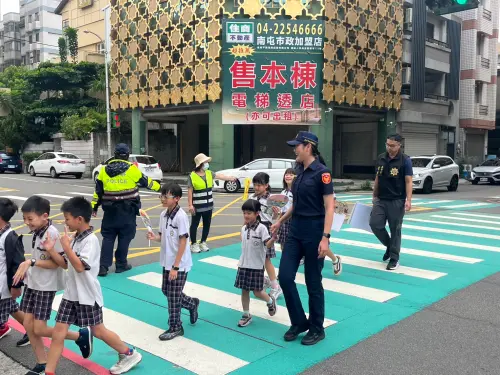 開學囉　第六警分局與志工媽媽惠來國小校門口導護學童安全
