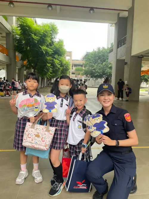 ▲高挑秀麗的交通組邱巡官，親切地向小朋友宣導交通安全，希望從新的學期開始，學童都能快樂學習，平安健康成長。（圖/記者鄧力軍翻攝）