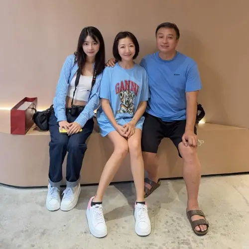 ▲王中平（左起）與太太余皓然的女兒韓菲，放棄加拿大名校回台灣以創作歌手身分出道。（圖／翻攝自余皓然臉書）