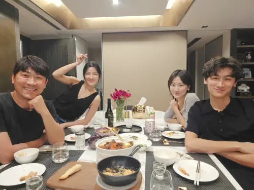 ▲侯昌明（左起）與曾雅蘭夫婦對於子女的教育十分重視，將最大花費投入孩子教育。（圖／翻攝自曾雅蘭臉書）