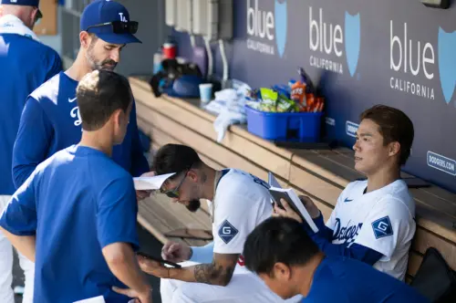 ▲道奇日籍強投山本由伸有做筆記的習慣，靠「黑色小本」詳記對手與投球細節，結合道奇數據分析助攻，本季繳出11勝、防禦率2.82佳績，並兩度在8月成功扛下止敗重任。（圖／達志影像／美聯社）