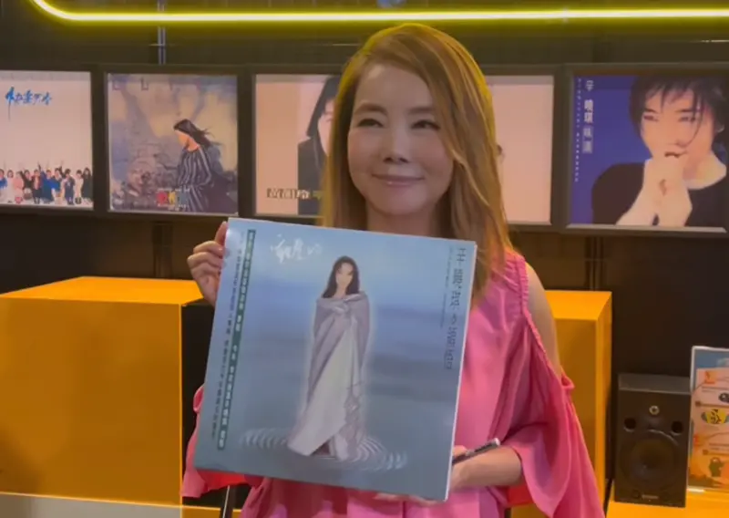 ▲63歲的辛曉琪今年6月才因高山症併發肺炎住院，如今恢復健康出院後的她，狀態滿分，在簽名會上近距離接觸粉絲，被讚完全沒有老態。（圖／滾石唱片 ROCK RECORDS 臉書）