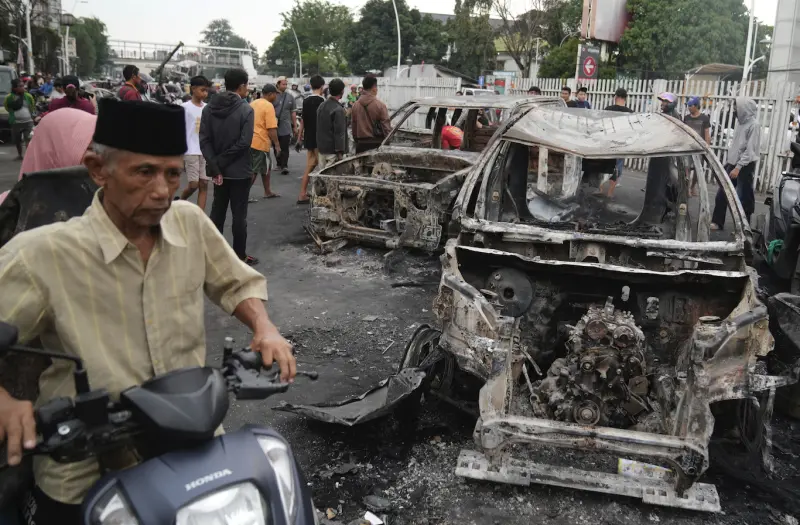 ▲印尼全國的示威活動持續升級，並在部分地區演變成暴力衝突，已造成至少六人死亡。（圖／美聯社／達志影像）