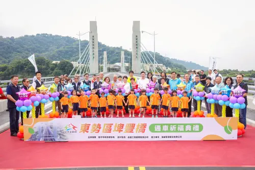 ▲台中市東勢區埤豐橋工程提前4個月完工，今日正式通車！由台中市長盧秀燕主持通車祈福典禮。（圖／市府建設局提供）