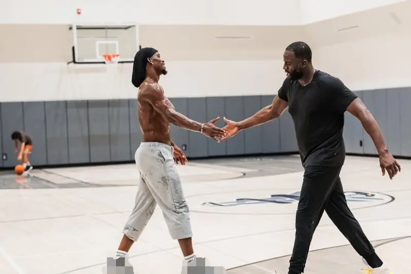 ▲金州勇士正積極備戰新賽季，球星「嘴綠」德雷蒙德·格林（Draymond Green）與吉「士官長」米·巴特勒（Jimmy Butler）近日在洛杉磯合練，畫面隨後由巴特勒分享到個人社群。（圖／取自NBA MÉXICO X）