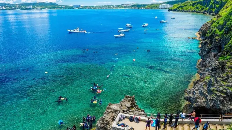 ▲日本《NHK》報導，台灣潛水教練與潛客兩人在恩納村萬座海灘外海潛水溺斃。台灣旅遊業者表示，「與去年暑假相比，沖繩航班供給量增加近一成」，旅行社私下透露，熱門潛水地點但海底地形複雜，常有意外發生。（圖／翻攝自VISIT OKINAWA JAPAN官網）