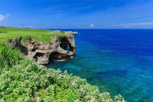 ▲沖繩本島北部的恩納村海岸，是熱門旅遊勝地。（圖／翻攝自VISIT OKINAWA JAPAN官網）