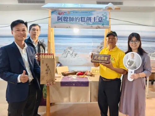 ▲阿聰師芋頭文化館總經理吳佩娜(右一）說，阿聰師以酥餅起家，在大安設立觀光工廠帶動地方發展。（圖／記者金武鳳攝，2025.9.1)