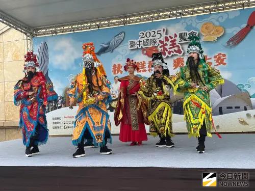 ▲活動以添丁添福主題舞蹈開場，並透過「箏箏日上」施放風箏儀式，寓意大安地方發展與觀光產業蓬勃起飛。（圖／記者金武鳳攝，2025.9.1)