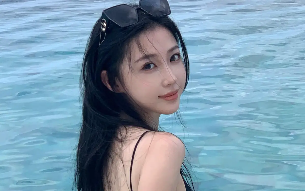 ▲潘瑋柏小13歲的嫩妻宣云（如圖）撞臉女星虞書欣，她曬出泳裝美照後，潘瑋柏第一時間按讚，求生欲滿滿的表現讓粉絲笑翻。（圖／宣云IG@lunaaay__）