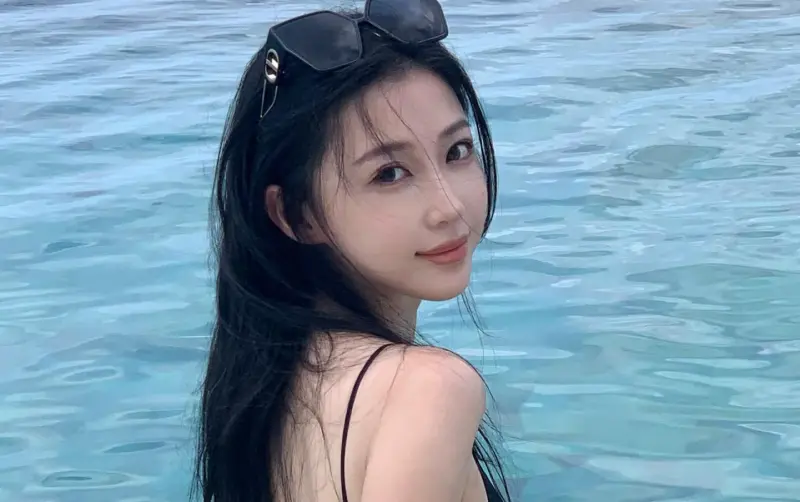 ▲潘瑋柏小13歲的嫩妻宣云（如圖）撞臉女星虞書欣，她曬出泳裝美照後，潘瑋柏第一時間按讚，求生欲滿滿的表現讓粉絲笑翻。（圖／宣云IG@lunaaay__）